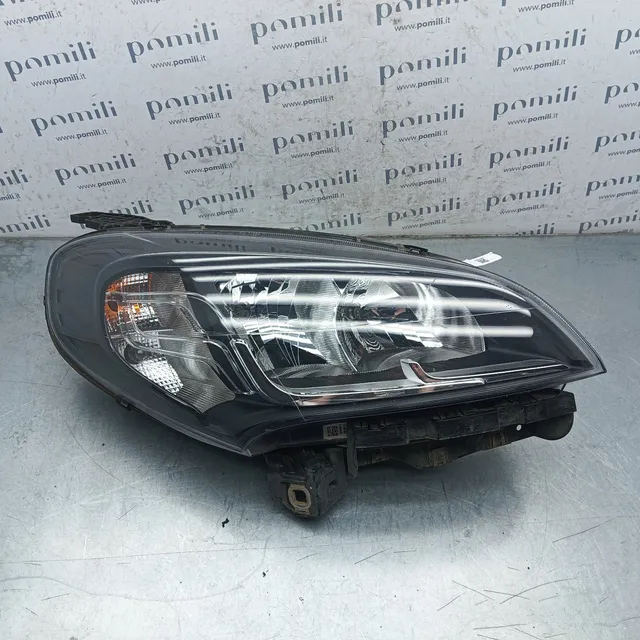 Pomili Fanaleria Fiat Doblò II 10490748 faro anteriore destro usato