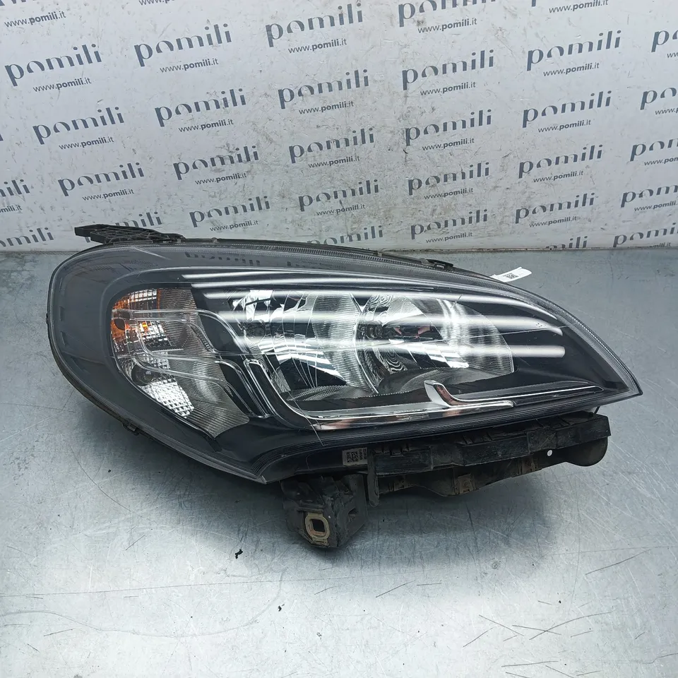 Pomili Fanaleria Fiat Doblò II 10490748 faro anteriore destro usato