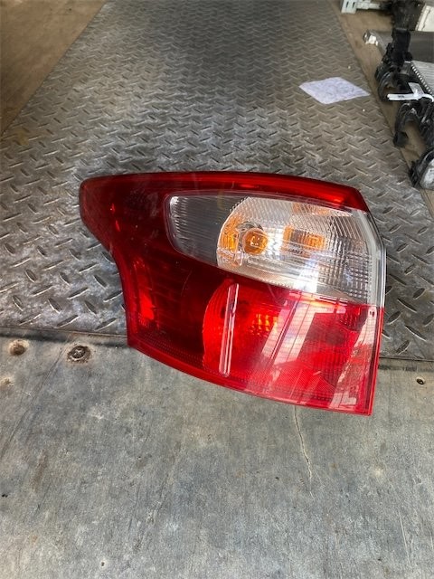 Pomili Fanaleria Ford Focus CB8 fanale posteriore sinistro