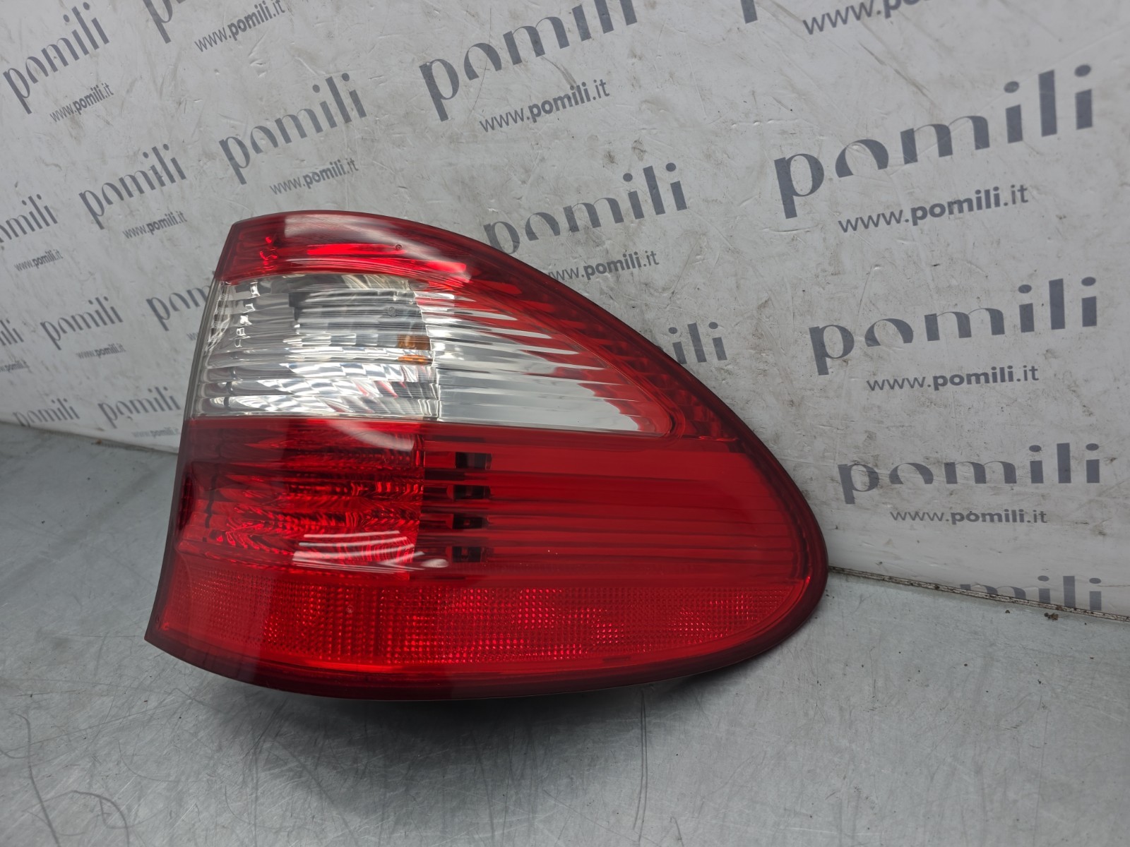 Pomili Fanaleria Mercedes-Benz Classe E S211 fanale posteriore destro usato