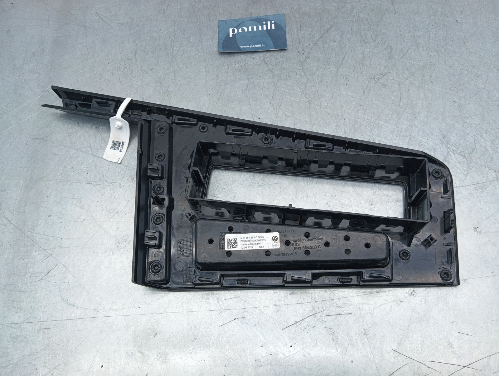 Pomili Rivestimenti interni e parti interne Volkswagen Golf VIII mascherina console centrale 5H1864263CGOG usata