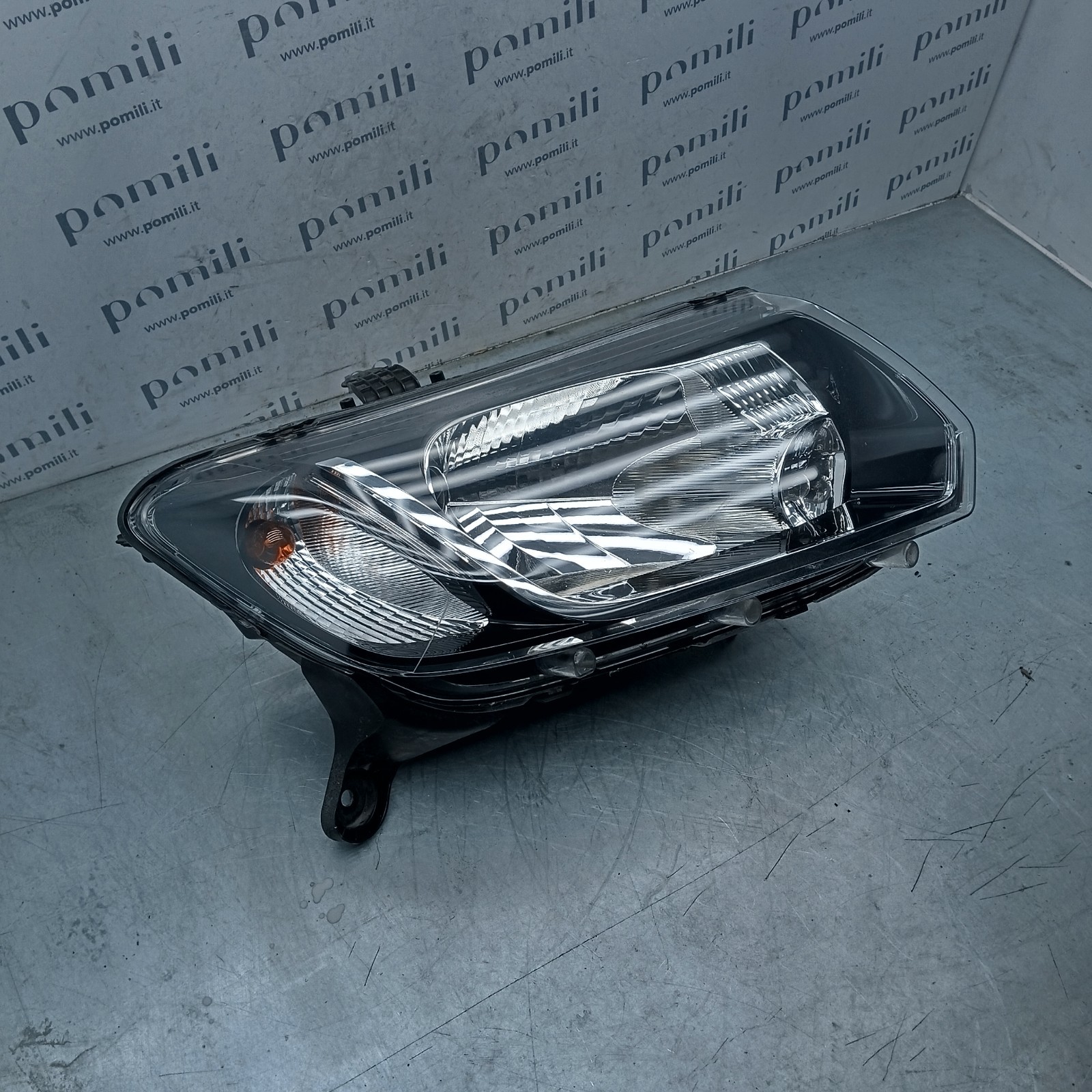 Pomili Fanaleria Dacia Sandero II 260107615R faro anteriore destro usato