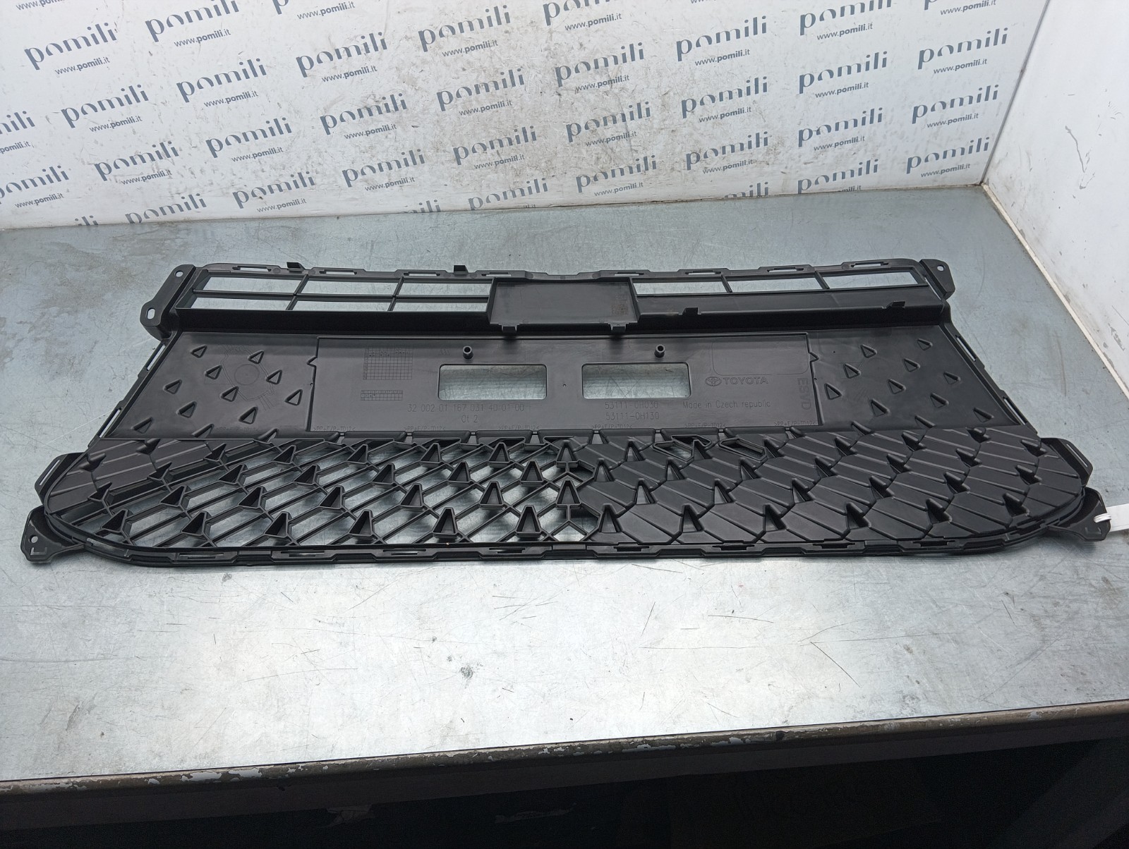 Pomili Lamierati esterni Toyota Aygo X griglia paraurti 53111-0H030 usata