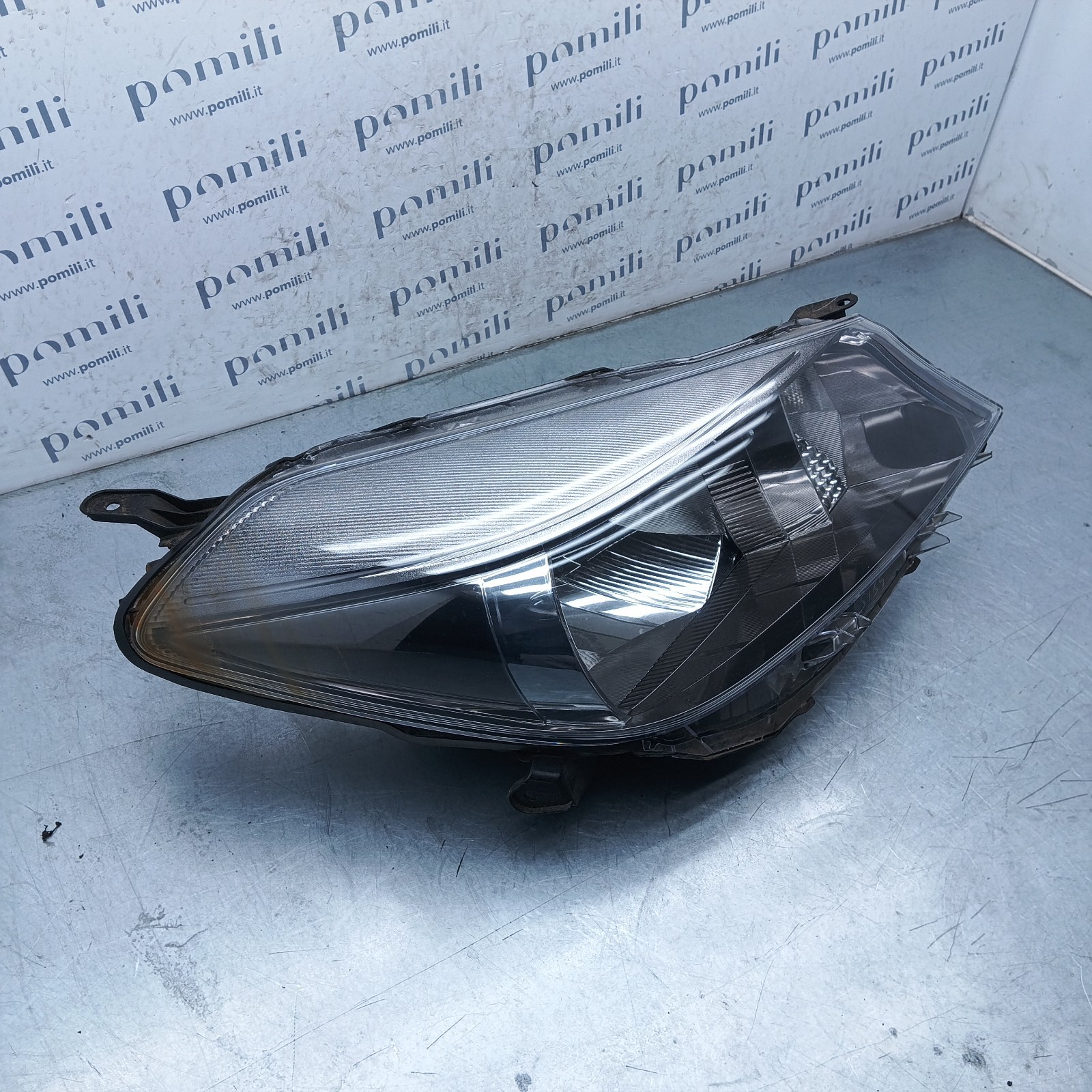 Pomili Fanaleria Faro anteriore destro base Toyota Yaris III 81110-0D450