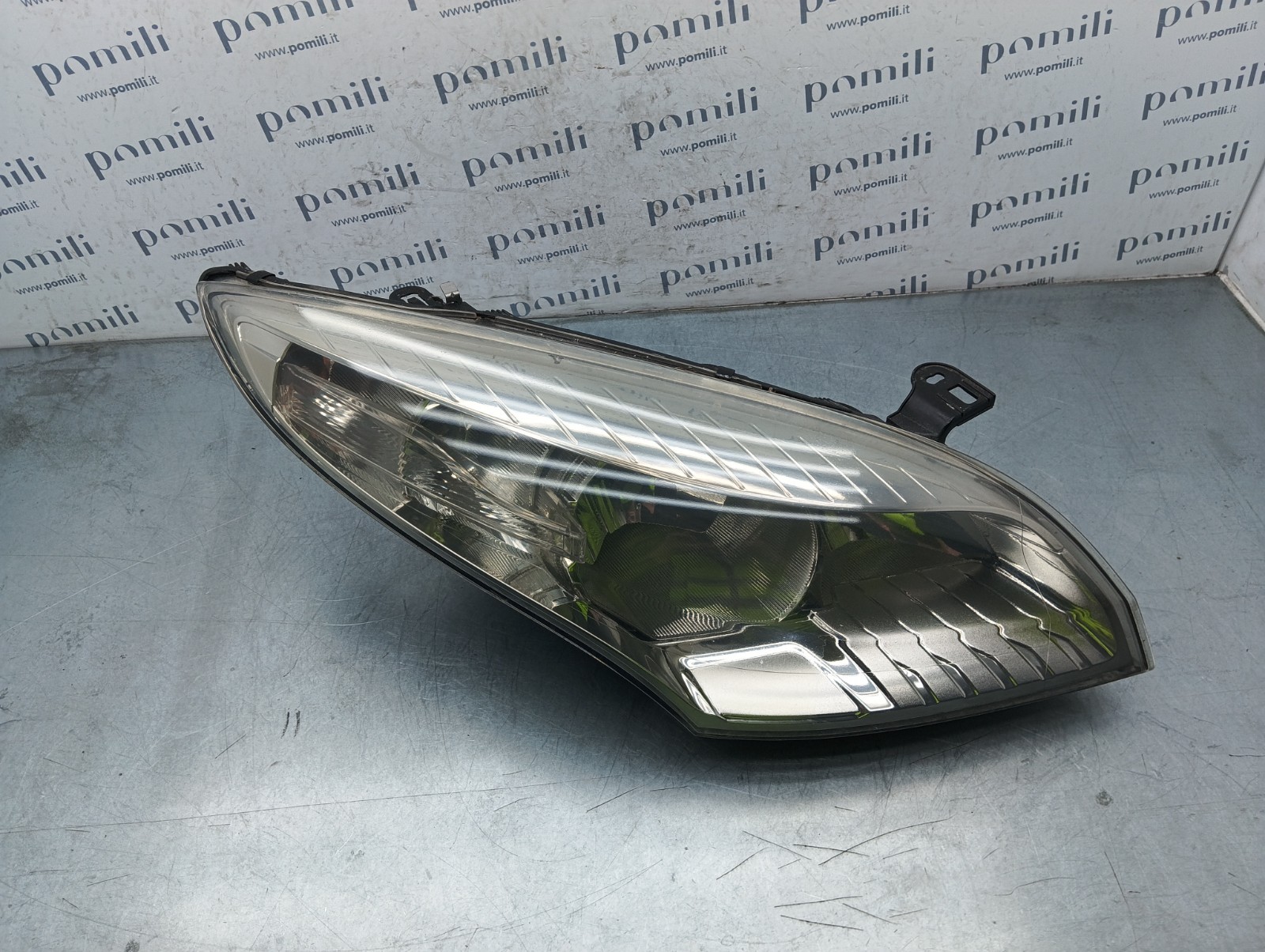 Pomili Fanaleria Renault Megane III faro anteriore destro usato 260100017R