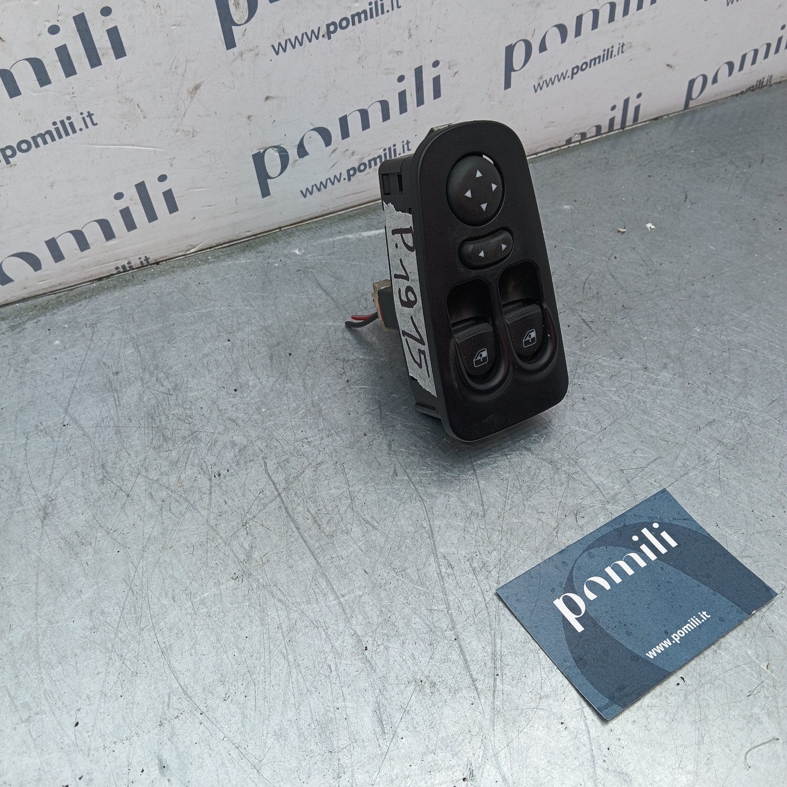 Pomili Rivestimenti interni e parti interne pulsantiera alzacristalli Lancia Y 735360605 usata