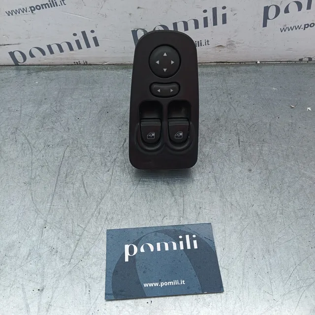 Pomili Rivestimenti interni e parti interne pulsantiera alzacristalli Lancia Y 735360605 usata