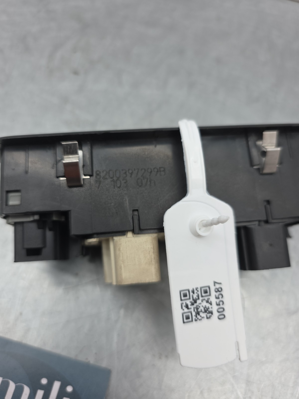 Pomili Rivestimenti interni e parti interne Pulsantiera anteriore sinistra Renault Laguna II 8200397299B usata