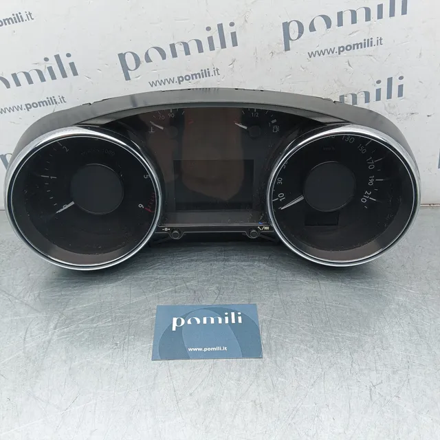 Pomili Rivestimenti interni e parti interne Peugeot 5008 1 serie quadro strumenti usato