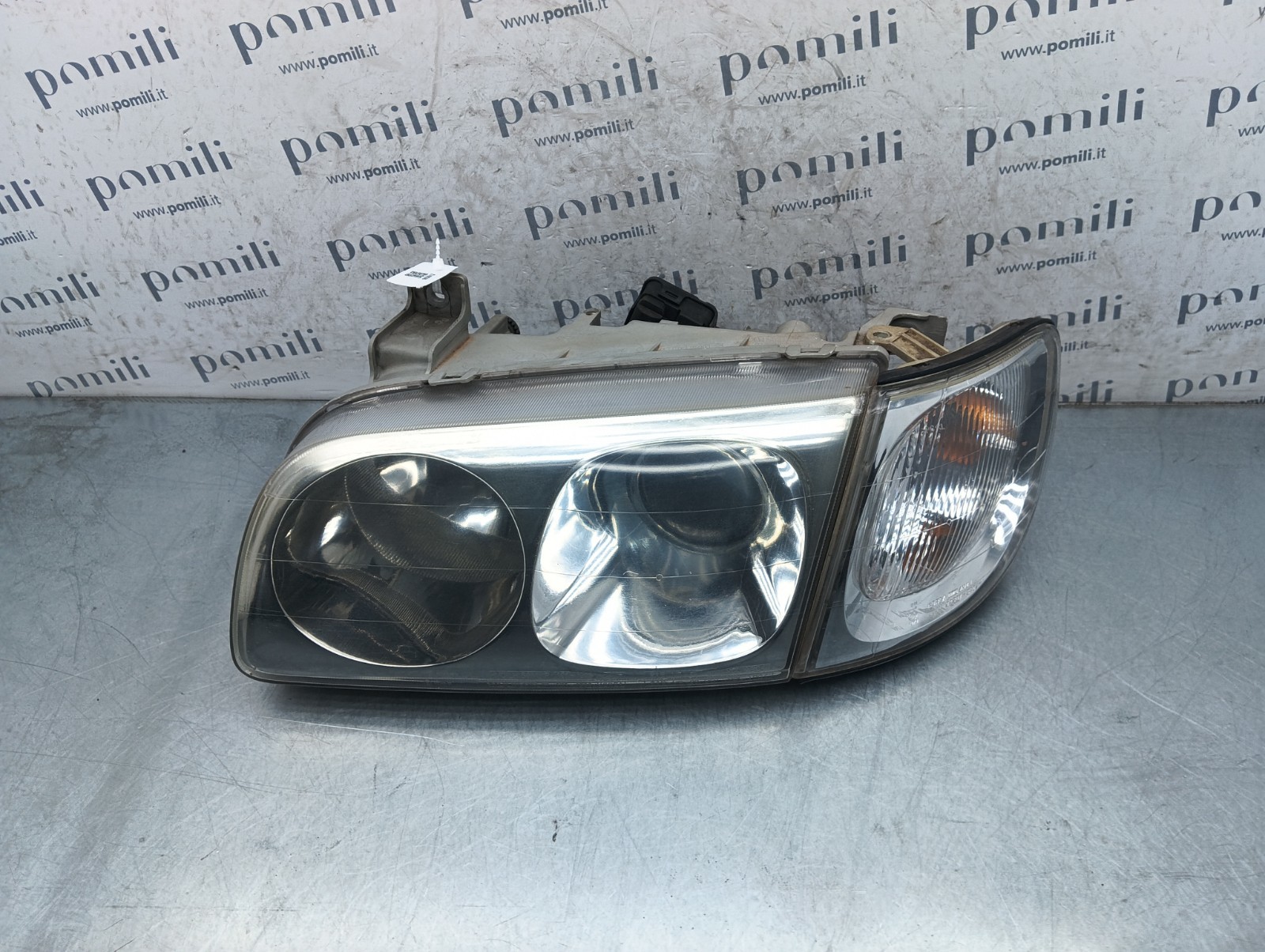 Pomili Fanaleria 92101-3AXXX faro anteriore sinistro usato