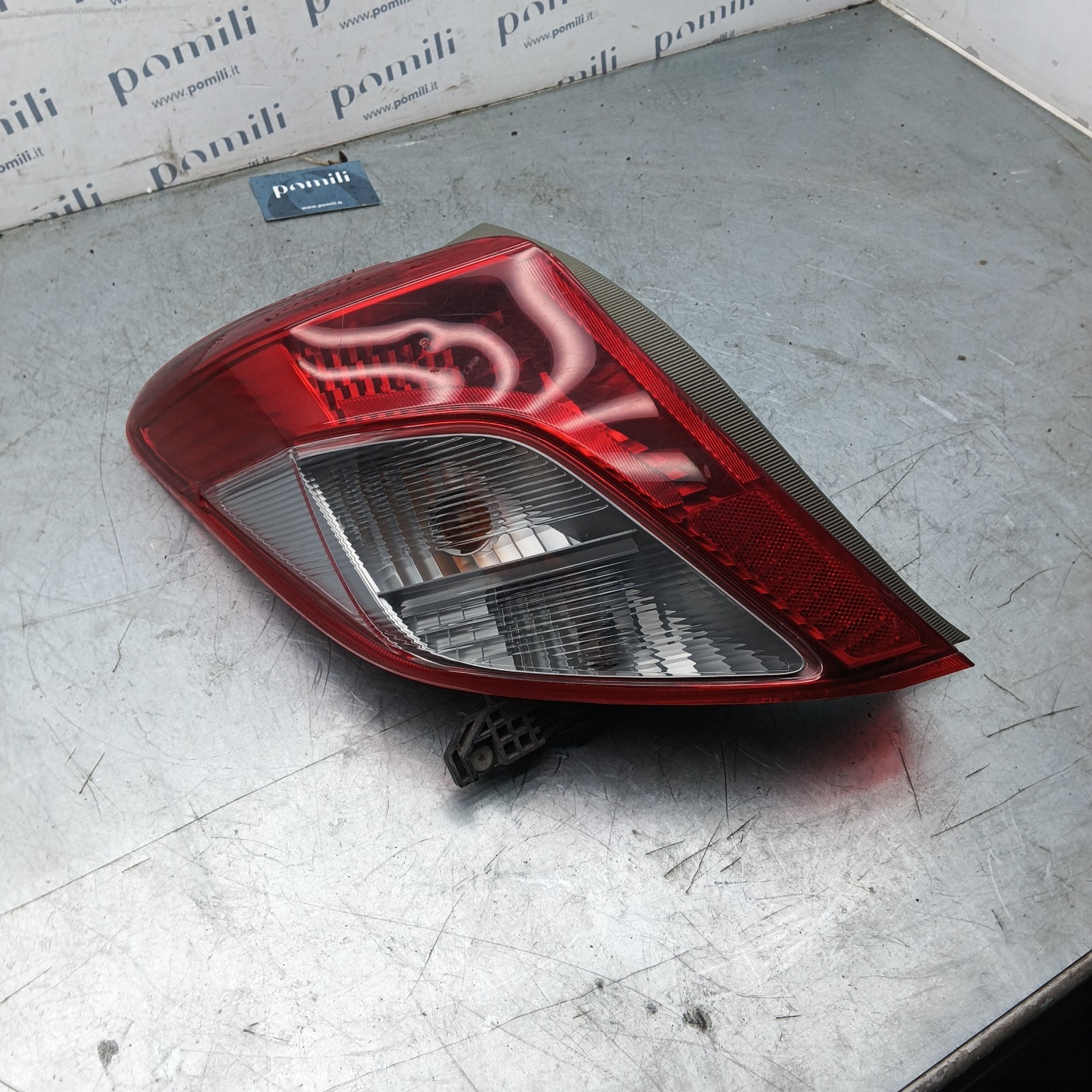 Pomili Fanaleria Toyota Yaris III fanale posteriore sinistro 81561-0D370 usato