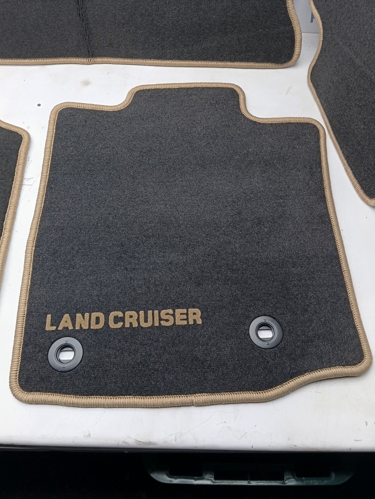 Pomili Rivestimenti interni e parti interne Kit tappetini Toyota Land Cruiser PZ410-J2351-FN nero beige