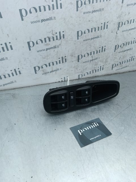 Pomili Lamierati esterni Fiat 500L (73) pulsante portello posteriore