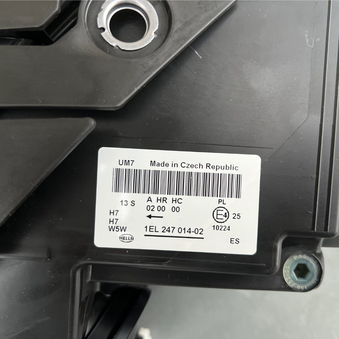 Sara Autoricambi Fanaleria fanale anteriore destro Hella VW Passat 05-10 con lampadine
