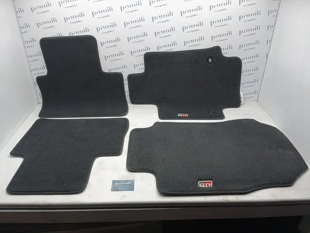 Pomili Rivestimenti interni e parti interne Kit tappetini Toyota RAV-4 GR PW210-42061 originale
