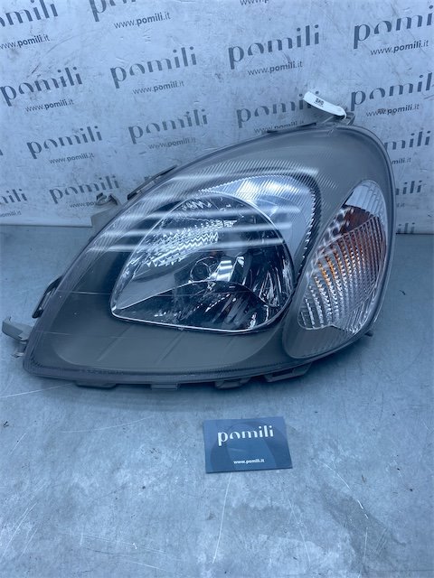 Pomili Fanaleria Toyota Yaris (10/01>11/05<) (FRP) proiettore sinistro