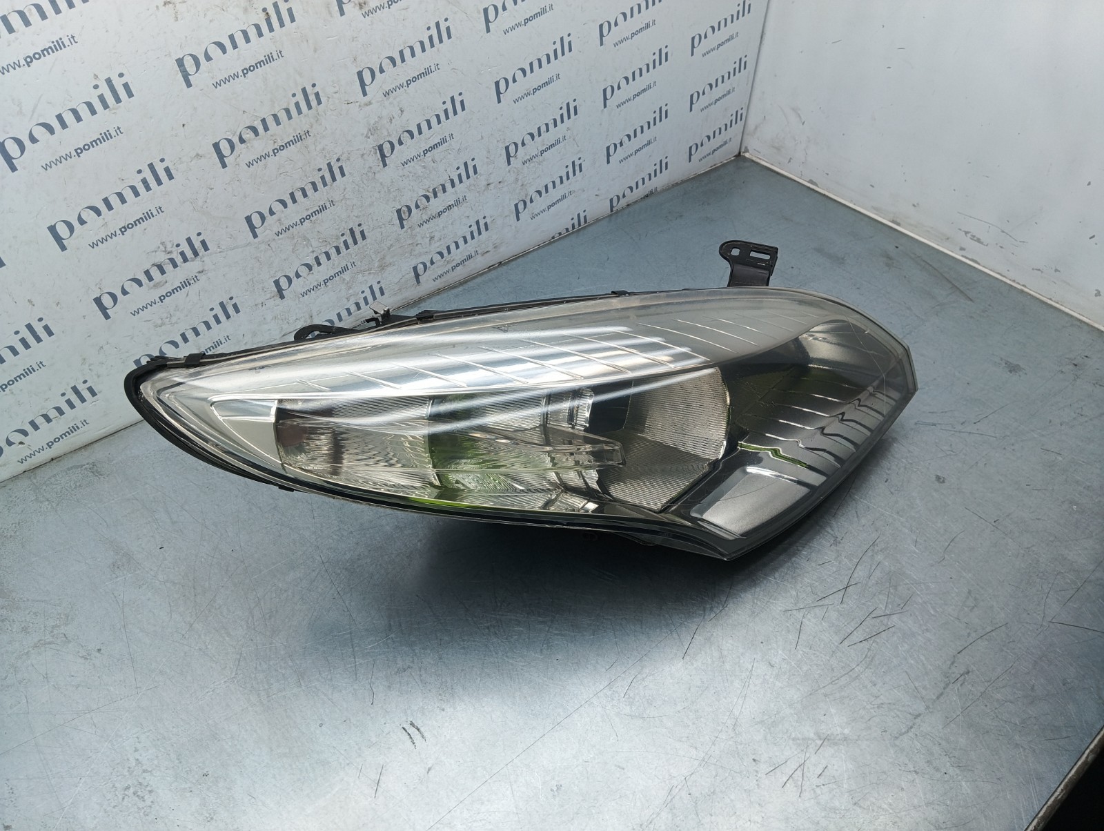 Pomili Fanaleria Renault Megane III faro anteriore destro usato 260100017R