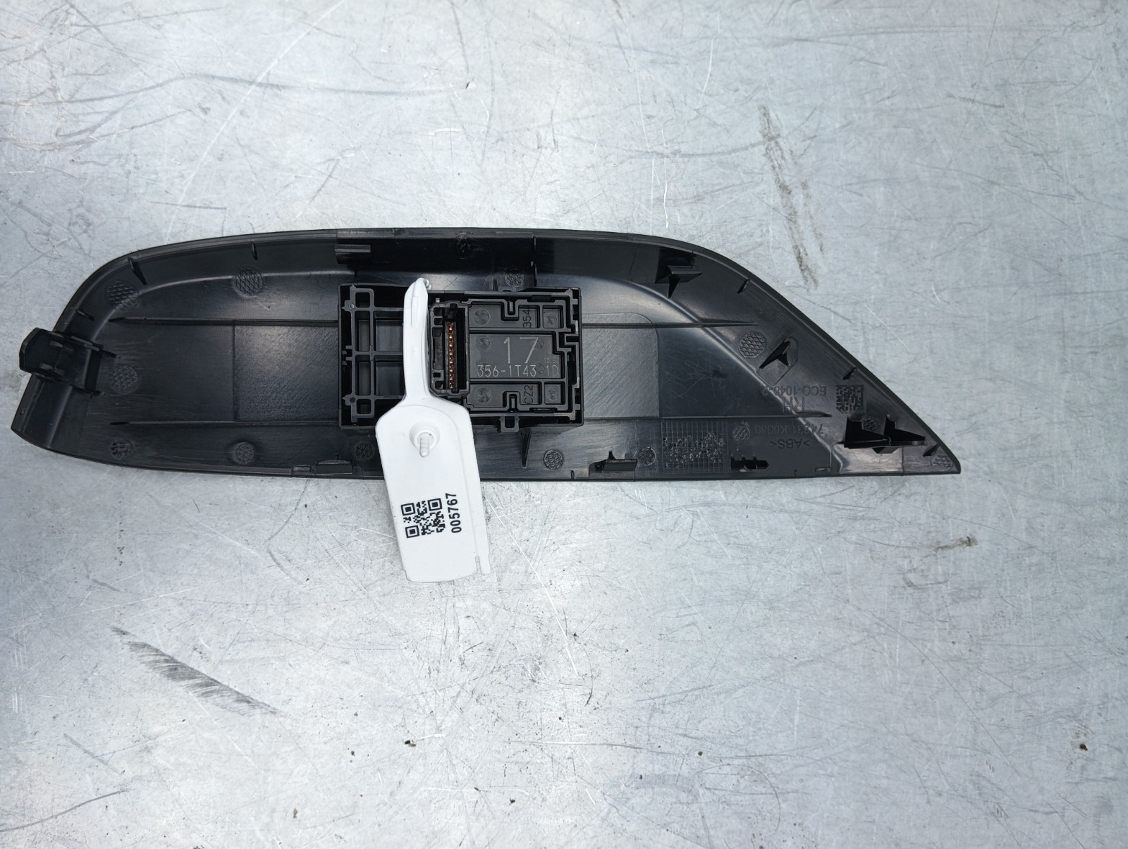Pomili Rivestimenti interni e parti interne Pulsantiera anteriore destra Toyota Yaris 4 (2020-2026) 74231-K0080 pulsantiera usata