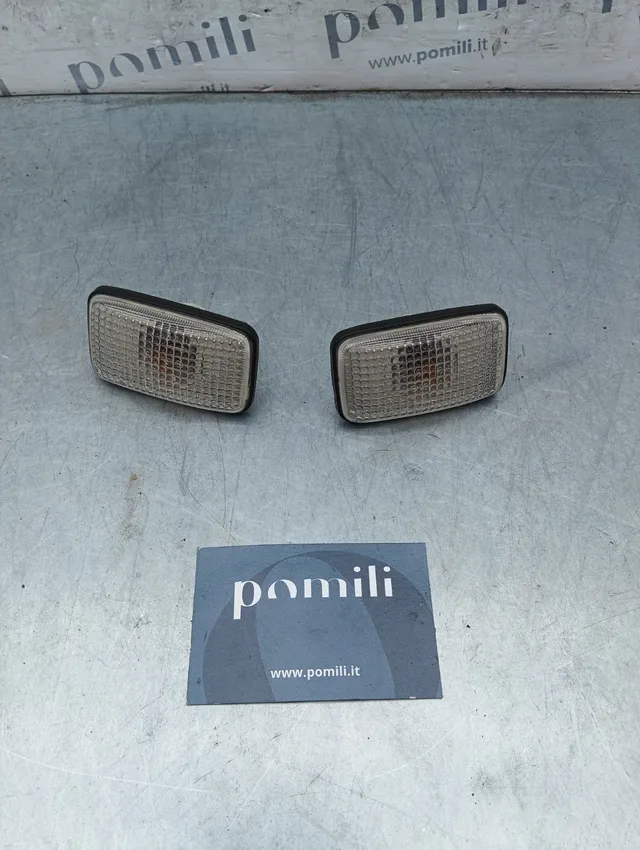 Pomili Fanaleria Nissan X-Trail set 2 frecce anteriori parafango 019525 usate
